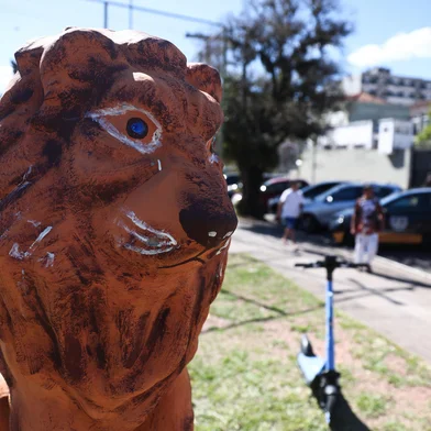 PORTO ALEGRE, RS, BRASIL, 23-09-2025: Estátua de um leão instalada na praça Jaime Telles pelo Lions Club passa por restauro. Foto: Jonathan Heckler/Agência RBS<!-- NICAID(16131088) -->