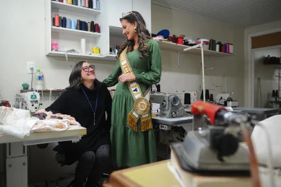 CAXIAS DO SUL, RS, BRASIL, 27/08/2023. A Princesa da Festa da Uva 2024, Letícia de Carvalho, recebeu a equipe do Jornal Pioneiro para um café da manhã em sua residência, em Galópolis. Na foto, Letícia e a mãe Leonilda Andretta, que costurou o vestido utilizado na noite da coroação. (Bruno Todeschini/Agência RBS)Indexador: BTK<!-- NICAID(15523034) -->