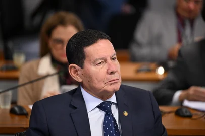 Comissão de Relações Exteriores e Defesa Nacional (CRE) promove audiência pública interativa para debater a estratégia do Brasil diante da recente tarifa de importação imposta pelo Governo do Estados Unidos - Donald Trump.Em destaque, à bancada, senador Hamilton Mourão (Republicanos-RS).<!-- NICAID(16081050) -->