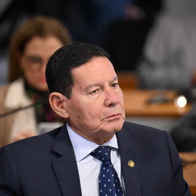 Comissão de Relações Exteriores e Defesa Nacional (CRE) promove audiência pública interativa para debater a estratégia do Brasil diante da recente tarifa de importação imposta pelo Governo do Estados Unidos - Donald Trump.Em destaque, à bancada, senador Hamilton Mourão (Republicanos-RS).<!-- NICAID(16081050) -->