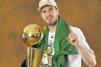 Blumenauense Tiago Splitter conquistou título da liga NBA no domingo jogando pelo San Antonio Spurs