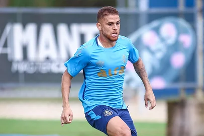 RS - FUTEBOL/ TREINO GREMIO 2025 - ESPORTES - Jogadores do Gremio realizam treino tÃ©cnico durante a manha desta terca-feira, no CT Luiz Carvalho, na preparaÃ§Ã£o para a partida valida pelo Campeonato Brasileiro 2025. Na foto, Gustavo Cuéllar. FOTO: LUCAS UEBEL/GREMIO FBPA<!-- NICAID(16003353) -->