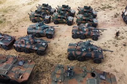 Chega em Manaus reforço de poder bélico do Exército para operações na AmazôniaAM - SEGURANÇA/EXÉRCITO/MANAUS/BLINDADOS - GERAL - 50 blindados do Exército Brasileiro desembarcaram no Comando Militar da Amazônia (CMA), em Manaus (AM), nesta terça-feira (30). As viaturas blindadas serão   encaminhadas para a cidade de Boa Vista, capital de Roraima, onde serão integradas ao 18º Regimento de Cavalaria Mecanizado (18º RC Mec). O comboio faz parte   da Operação Roraima, um esforço coordenado pelo Exército Brasileiro para fortalecer a prontidão operacional e logística na Amazônia Ocidental.   30/01/2024 - Foto: EDMAR BARROS/ATO PRESS/ESTADÃO CONTEÚDOEditoria: GERALLocal: MANAUSIndexador: EDMAR BARROSFonte: Ato PressFotógrafo: ATO PRESS<!-- NICAID(15669431) -->