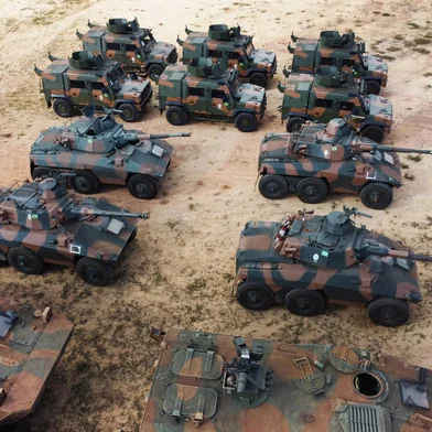 Chega em Manaus reforço de poder bélico do Exército para operações na AmazôniaAM - SEGURANÇA/EXÉRCITO/MANAUS/BLINDADOS - GERAL - 50 blindados do Exército Brasileiro desembarcaram no Comando Militar da Amazônia (CMA), em Manaus (AM), nesta terça-feira (30). As viaturas blindadas serão   encaminhadas para a cidade de Boa Vista, capital de Roraima, onde serão integradas ao 18º Regimento de Cavalaria Mecanizado (18º RC Mec). O comboio faz parte   da Operação Roraima, um esforço coordenado pelo Exército Brasileiro para fortalecer a prontidão operacional e logística na Amazônia Ocidental.   30/01/2024 - Foto: EDMAR BARROS/ATO PRESS/ESTADÃO CONTEÚDOEditoria: GERALLocal: MANAUSIndexador: EDMAR BARROSFonte: Ato PressFotógrafo: ATO PRESS<!-- NICAID(15669431) -->