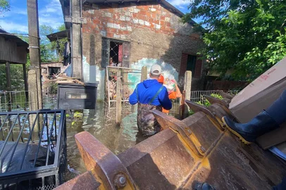 Inundação em Alvorada - Foto: Maria Stolting/Agência RBS<!-- NICAID(15553995) -->