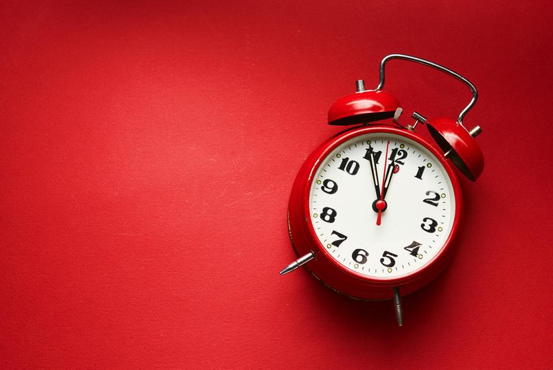 Vintage Alarm Clock On Red Background. Alarm clock showing five to midnight.Indexador: Meliha GojakFonte: 267900091Fotógrafo: Vintage Alarm Clock On Red Backg<!-- NICAID(15706335) -->