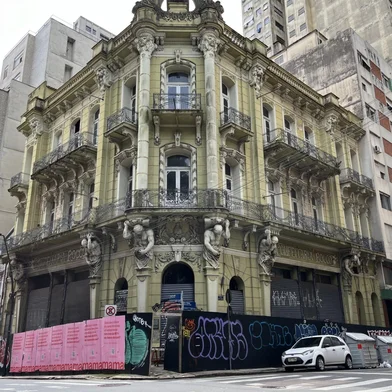 Confeitaria Rocco em 13 de dezembro de 2023, depois da posse da prefeitura (20/10) e durante planejamento de restauro.<!-- NICAID(15625544) -->