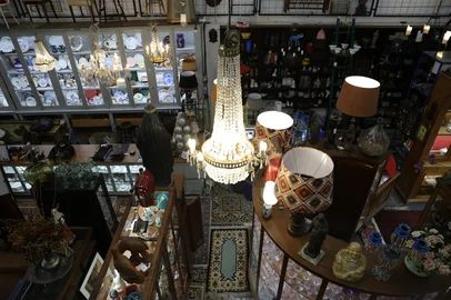 Porto Alegre, RS, Brasil - O Antiquário Mundaréu (foto) foi inundado e ressignificou a questão da enchente de maio de 2024. Pegaram as peças atingidas por barro, limparam e colocaram etiquetas para venda informando que haviam sobrevivido à cheia.Indexador: jeff botega<!-- NICAID(16068929) -->