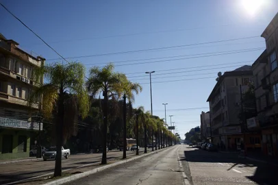PORTO ALEGRE, RS, BRASIL,  14/06/2021- Avenida Farrapos. A capital foi selecionada pela Agência Espanhola de Cooperação Internacional para o Desenvolvimento (AECID) para recebe R$1,3 milhão para elaborar um projeto para transformação da Avenida Farrapos, uma das áreas mais degradadas da cidade. A ideia é remodelar o trecho do Viaduto da Conceição até rua Dona Teodora. Foto:  Jefferson Botega / Agencia RBS<!-- NICAID(14808406) -->