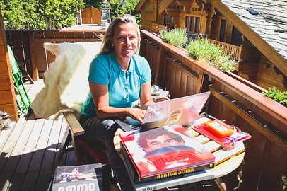 João Cotta / TV Globo,Divulgação Mariana Becker usou a quarentena para se preparar para a cobertura de sua 14ª temporada da Fórmula 1. Biografias de ídolos como Ayrton Senna e Emerson Fittipaldi fizeram parte das leituras. No fim de semana, ela estará na Áustria para a primeira prova do ano, que terá transmissão da Globo<!-- NICAID(14536202) -->