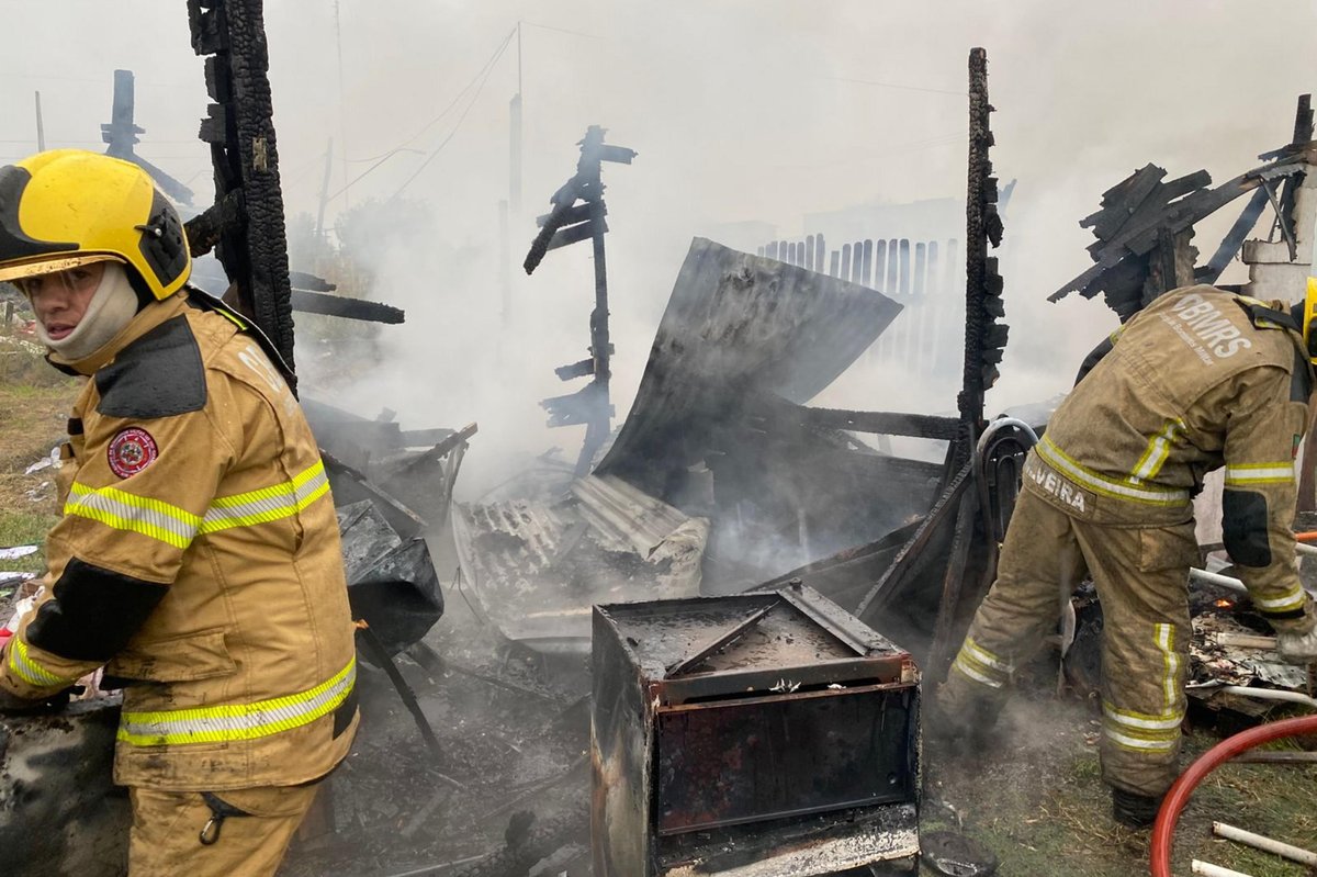 Raio incendeia casa em Rio Grande e destrói residência no bairro Hidráulica — image 1