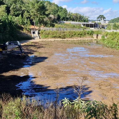 Tanque de detenção do bairro Fátima Baixo, em Caxias do Sul, passa por limpeza preventiva<!-- NICAID(15998860) -->