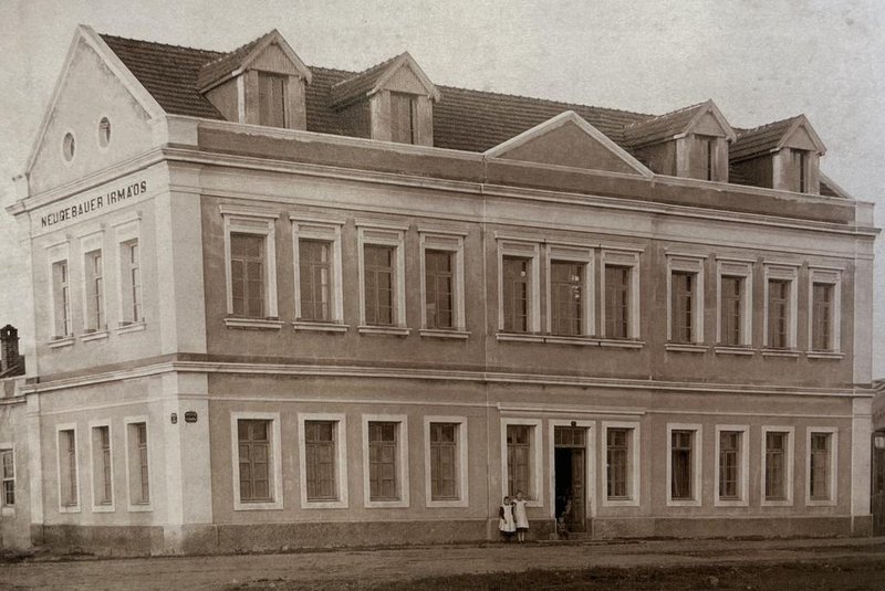 Primeiro grande prédio da Neugebauer, inaugurado em 1904 no Navegantes.<!-- NICAID(15718071) -->