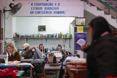 PORTO ALEGRE, RS, BRASIL, 26-06-2026: Imagens da  Cooperativa Univens, um coletivo de mulheres costureiras que mudou a realidade do bairro onde vivem. (Fotos: Duda Fortes/Agencia RBS)<!-- NICAID(16314982) -->