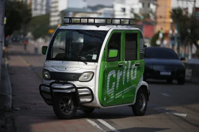 PORTO ALEGRE, RS - 10/07/2023 - GRILO - A startup faz corridas com aqueles triciclos elétricos (tuktuk) pelas ruas de Poa há 3 anos. Nesta semana de aniversário da primeira corrida (que é dia 11), vão repetir a ação solidária de doações que fizeram para lançar o app em junho de 2020 (plena pandemia). FOTO: Lauro Alves, Agência RBS<!-- NICAID(15478270) -->