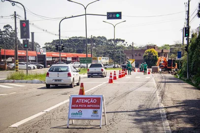 Acesso ao Serrano, em Caxias do Sul, terá área de refúgio ampliada em quatro vezes. Obras iniciaram nesta segunda-feira (11) e implicarão na mudança da entrada do bairro. Melhorias, que também alteram local de semáforo, devem ser concluídas em 60 dias<!-- NICAID(15537385) -->