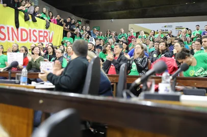 Servidores fazem manifestação na Câmara de Caxias pelo reajuste salarial<!-- NICAID(16041469) -->