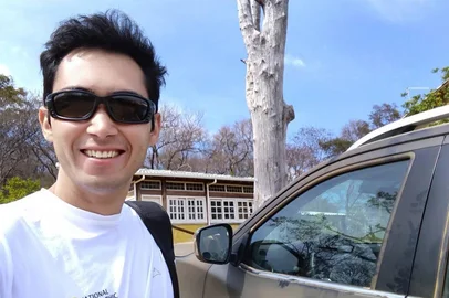 O montanhista, fotógrafo e guia brasileiro Edson Vandeira, de 36 anos, está desaparecido desde a última quinta-feira, 29, quando fazia uma escalada no Peru. Ele e dois outros montanhistas iniciaram a escalada do Nevado Artesonraju, pico de 6.025 metros na Cordilheira Blanca, dentro do Parque Nacional Huascarán, e deveriam ter retornado no domingo, dia 1.º, mas não dão notícias desde quinta-feira. Uma equipe de salvamento está à procura do grupo.<!-- NICAID(16052065) -->