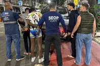 Dois homens foram presos, em flagrante, por agentes da Secretaria Municipal de Ordem Pública (SEOP), na madrugada desta quarta-feira (20/08), em Copacabana, após assaltarem dois turistas alemães na Avenida Atlântica. Os estrangeiros foram localizados por equipes da Coordenadoria de Ações Integradas (CATI) e estavam caminhando pelas ruas do bairro assustados e totalmente nus.<!-- NICAID(16105732) -->