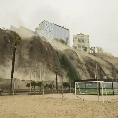 Dust billows out of a landslide during an earthquake in Lima on June 15, 2025. A magnitude 6.1 earthquake that shook Lima and its surrounding areas caused one death in Peru's capital and several landslides. (Photo by Alejandra IPINCE / AFP)<!-- NICAID(16060331) -->