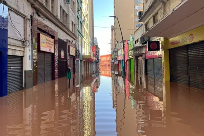 Devido a alagamentos, comércios do Centro Histórico fecham na segunda-feira (6)<!-- NICAID(15756104) -->