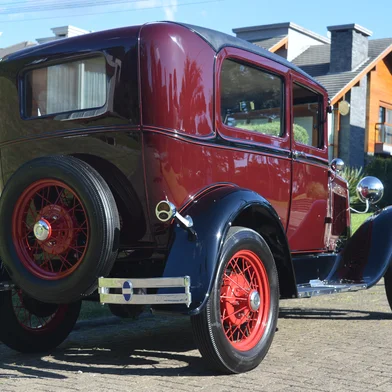 Um Ford Tudor 1930 restaurado estará, em breve, em exposição no Rio Grande do Sul. O carro foi um dos sedãs mais populares da linha Model A. Com carroceria fechada e espaço para até cinco passageiros, o modelo apresenta visual moderno e linhas arredondadas. A raridade foi comprada e recuperada pelo empresário Ronei Weber, que está construindo o Parque Automotivo Temático Model A Village, em Nova Petrópolis.<!-- NICAID(16077256) -->