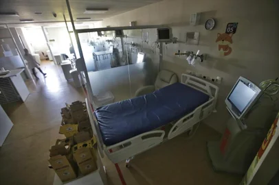 PORTO ALEGRE, RS, BRASIL - 01/12/2023 - Fechada para atendimento desde esta sexta-feira (1º), a UTI Pediátrica do Hospital Vila Nova tem previsão de reabertura para fevereiro do ano que vem. A estimativa da direção do hospital está condicionada ao credenciamento do setor junto ao Ministério da Saúde (MS), que garantirá recursos para a operação.  O Hospital Vila Nova está em negociações com o MS para que a UTI receba verba pelo Sistema Único de Saúde (SUS). O valor do repasse seria de R$ 400 mil mensais.  Segundo a instituição, o fechamento da estrutura ocorreu devido à ausência de recursos financeiros dos gestores do SUS para a manutenção do serviço. O custo para manutenção se aproxima de R$ 600 mil mensais.  FOTO: LAURO ALVES, AGÊNCIA RBS<!-- NICAID(15614148) -->