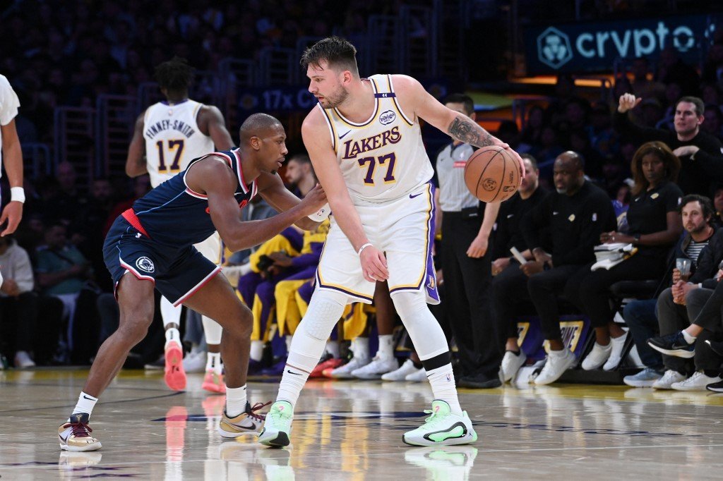 Lakers vence clássico de Los Angeles contra os Clippers e assume vice ...