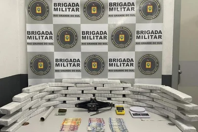 Um homem de 18 anos foi preso pela Brigada Militar por tráfico de drogas e receptação de veículo, no final da tarde desta quarta-feira (3), em Caxias do Sul. A prisão ocorreu por volta de 17h45min, na Rua Adelaide Pasetti, no bairro Pioneiro, e faz parte da segunda fase da operação Cerco Fechado.<!-- NICAID(15805288) -->
