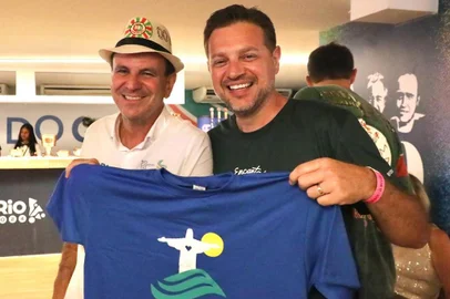 Jonas Calvi, prefeito de Encantado, e Eduardo Paes, prefeito do Rio de Janeiro, em um encontro para celebrar os "dois Cristos".<!-- NICAID(15678708) -->