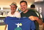 Prefeito de Encantado entrega camiseta do Cristo Protetor a Eduardo Paes, no Rio de Janeiro