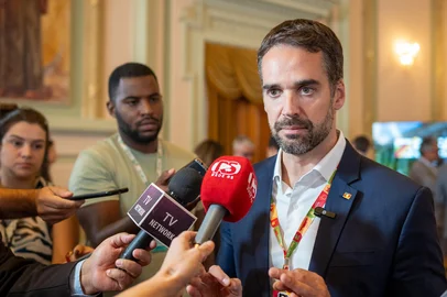 PORTO ALEGRE, RS – 18.03.2025 – O governador Eduardo Leite e a secretária da Fazenda, Pricilla Santana, anunciaram o programa Refaz Reconstrução, que oferece condições especiais para empresas regularizarem débitos de ICMS.Crédito: Mauricio Tonetto / Secom<!-- NICAID(15998192) -->