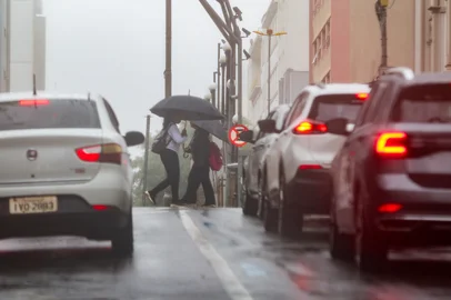 CAXIAS DO SUL, RS, BRASIL, 01/04/2025. Chuva deve seguir até sexta-feira na Serra e com possibilidade de ventos de 80km/h. (Neimar De Cesero/Agência RBS)Indexador: Neimar De Cesero<!-- NICAID(16007489) -->