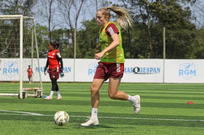 Isa Haas, zagueira das Gurias Coloradas, em treino preparatório para o Gauchão Feminino.<!-- NICAID(15886703) -->