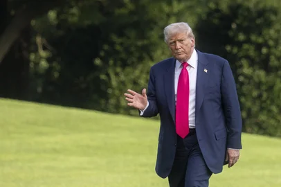 US President Donald Trump waves as he walks on the South Lawn upon arrival at the White House in Washington, DC, on July 15, 2025. Trump is returning from Pittsburgh where he attended the Inaugural Pennsylvania Energy and Innovation event. (Photo by Jim WATSON / AFP)<!-- NICAID(16081274) -->