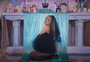 Padre que autorizou clipe de Sabrina Carpenter em igreja é dispensado de suas funções  