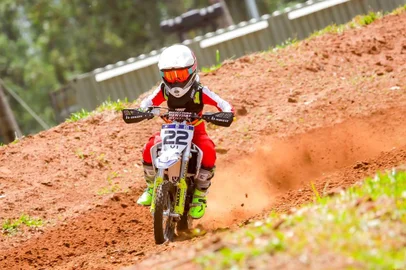 Vicente Debortoli Nunes, de 9 anos, caxiense piloto de motocross.<!-- NICAID(14763429) -->