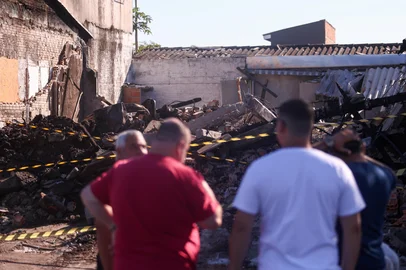 CAPÃO DA CANOA, RS, BRASIL,  04-04-2026: Quatro pessoas perderam a vida após queda de avião monomotor em Capão da Canoa, no litoral norte, na sexta feira (03). A aeronave de pequeno porte decolou do aeroporto de Capão da Canoa e caiu na Av. Valdomiro Cândido dos Reis. Após a análise dos técnicos e recolhimento dos destroços, o local do acidente permanece interditado. Foto: Bruno Todeschini/Agência RBS<!-- NICAID(16258838) -->