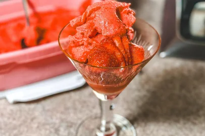 Baita Sábado, Destemperados, Lela Zaniol, Receita de sorvete de morango, sorvete de morango, sorvete em taça, sobremesa de sorvete de morango, rbs tv<!-- NICAID(15986268) -->