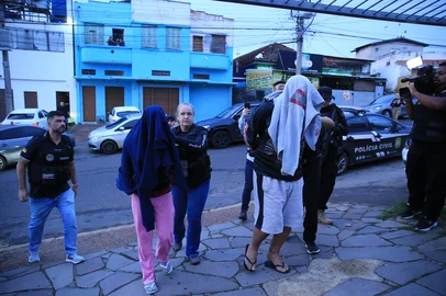 PORTO ALEGRE, RS, BRASIL, 27/05/2025- Polícia Civil realiza a Operação Frater Malus (irmão mau, em latim), que apura morte de adolescente de 17 anos. A irmã dele havia arquitetado matar a mãe e o padrasto, mas ele estava em casa e foi assassinado. Foto: Ronaldo Bernardi / Agencia RBS<!-- NICAID(16046437) -->