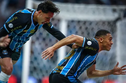 Grenal 454RS - FUTEBOL/COPA DO BRASIL 2026 /GRENAL 454 - ESPORTES - Lance da partida entre Gremio e Internacional disputada na noite desta quinta-feira, na Arena do Gremio, valida pelas quartas de final da Copa do Brasil 2026. FOTO: LUCAS UEBEL/GREMIO FBPAEditoria: SPOLocal: Porto AlegreIndexador: Lucas UebelSecao: futebolFonte: Gremio.netFotógrafo: Grenal 454<!-- NICAID(16359253) -->