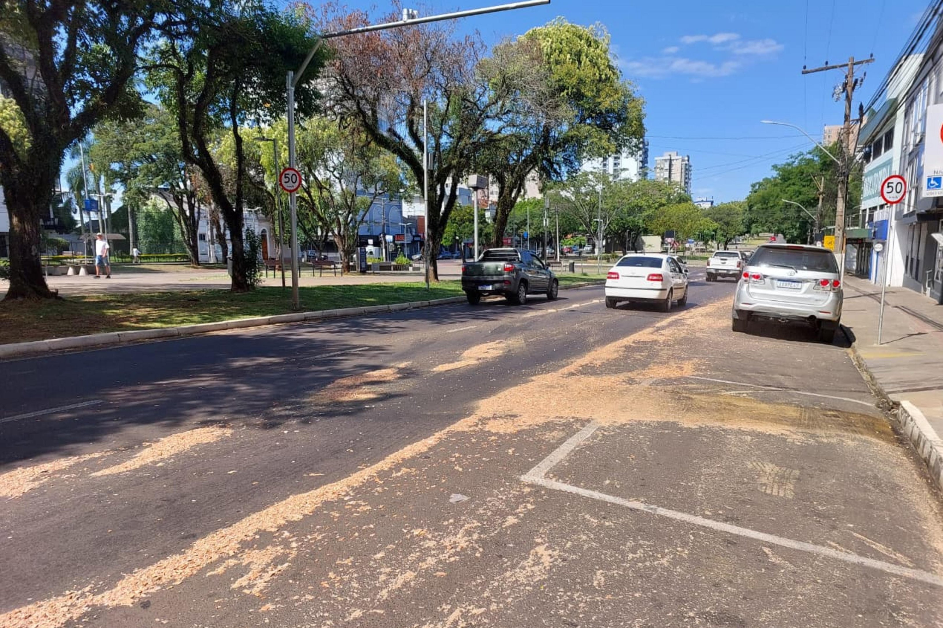 &Oacute;leo na pista causa acidentes e bloqueio na Avenida Brasil Oeste, em Passo Fundo