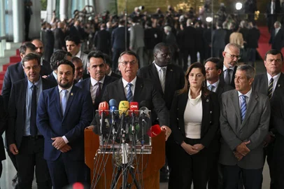 Brazilian President Jair Bolsonaro (C) makes a statement for the first time since Sunday's presidential run-off election, at Alvorada Palace in Brasilia, on November 1, 2022. - Brazil's Bolsonaro sais will 'comply' with constitution after poll loss. (Photo by EVARISTO SA / AFP)Editoria: POLLocal: BrasíliaIndexador: EVARISTO SASecao: electionFonte: AFPFotógrafo: STF<!-- NICAID(15252709) -->