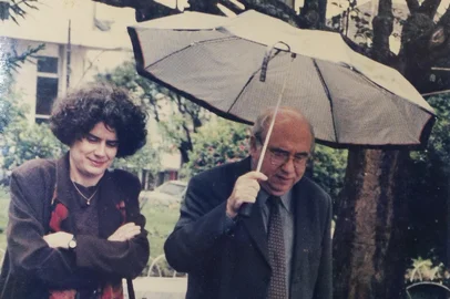 CAXIAS DO SUL, RS, BRASIL. 31-08-2025. A secretária de Cultura de Caxias do Sul em 1998, Tadiane Tronca, e o escritor Luis Fernando Verissimo, patrono da Feira do Livro de Caxias do Sul naquele ano.<!-- NICAID(16113951) -->