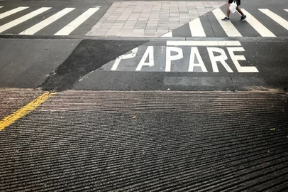 PORTO ALEGRE, RS, BRASIL, 29-11-2018: Sinal de pare e faixa de pedestre no bairro Cidade Baixa. (Foto: Mateus Bruxel / Agência RBS)<!-- NICAID(13867718) -->