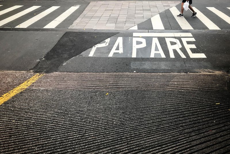 PORTO ALEGRE, RS, BRASIL, 29-11-2018: Sinal de pare e faixa de pedestre no bairro Cidade Baixa. (Foto: Mateus Bruxel / Agência RBS)<!-- NICAID(13867718) -->