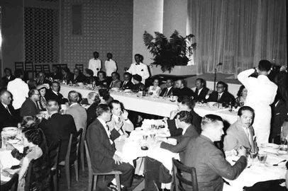 Studio Geremia / Acervo Arquivo Histórico Municipal João Spadari Adami,divulgação Construção da nova sede social do Recreio da Juventude em 1955, na Rua Pinheiro Machado. Sede foi inaugurada no Natal de 1955, com ampla programação. na foto: inauguração da nova sede social em 28 de dezembro de 1955.<!-- NICAID(11887397) -->