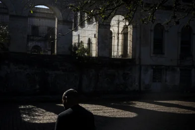 O ÚLTIMO MORADOR DO HOSPITAL PSIQUIÁTRICO SÃO PEDROPorto Alegre, RS, Brasil, 02-06-2025: Paciente de 44 anos no Hospital Psiquiátrico São Pedro. Depois de 25 anos internado na instituição, referência em saúde mental no Rio Grande do Sul, ele foi transferido para um residencial em Viamão. A partir da reforma psiquiátrica, o hospital passou a transferir os internos para residenciais e o atendimento passou a ser mais humanizado. Agora, pela primeira vez em 141 anos de funcionamento, o complexo onde chegaram a viver 5 mil pacientes simultaneamente - quatro vezes a capacidade atual da Santa Casa de Porto Alegre - não tem mais doente mental residindo em seus domínios. Foto: Mateus Bruxel / Agência RBSIndexador: MATEUS BRUXEL<!-- NICAID(16058164) -->