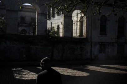 O ÚLTIMO MORADOR DO HOSPITAL PSIQUIÁTRICO SÃO PEDROPorto Alegre, RS, Brasil, 02-06-2025: Paciente de 44 anos no Hospital Psiquiátrico São Pedro. Depois de 25 anos internado na instituição, referência em saúde mental no Rio Grande do Sul, ele foi transferido para um residencial em Viamão. A partir da reforma psiquiátrica, o hospital ou a transferir os internos para residenciais e o atendimento ou a ser mais humanizado. Agora, pela primeira vez em 141 anos de funcionamento, o complexo onde chegaram a viver 5 mil pacientes simultaneamente - quatro vezes a capacidade atual da Santa Casa de Porto Alegre - não tem mais doente mental residindo em seus domínios. Foto: Mateus Bruxel / Agência RBSIndexador: MATEUS BRUXEL<!-- NICAID(16058164) -->