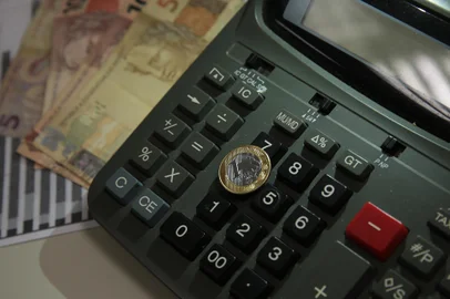 Economia, Moeda, Real,Dinheiro, CalculadoraEconomia, Moeda, Real,Dinheiro, CalculadoraLocal: BrasÃ­liaIndexador: Marcello Casal JrAgÃªncia BrasilFonte: AgÃªncia Brasil/Empresa Brasil dFotógrafo: Reporter Fotografico<!-- NICAID(15483211) -->